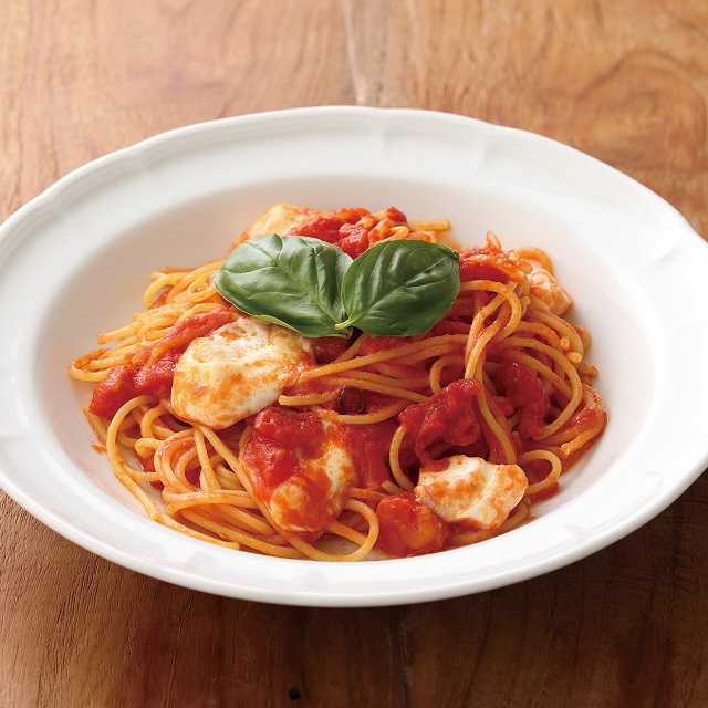 オーガニックトマトとモッツァレラチーズのトマトソースパスタ