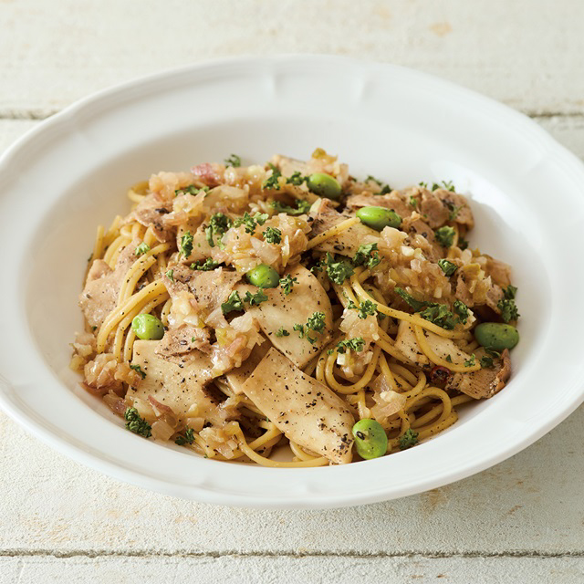 エリンギとポークの黒ゴマソイソースパスタ