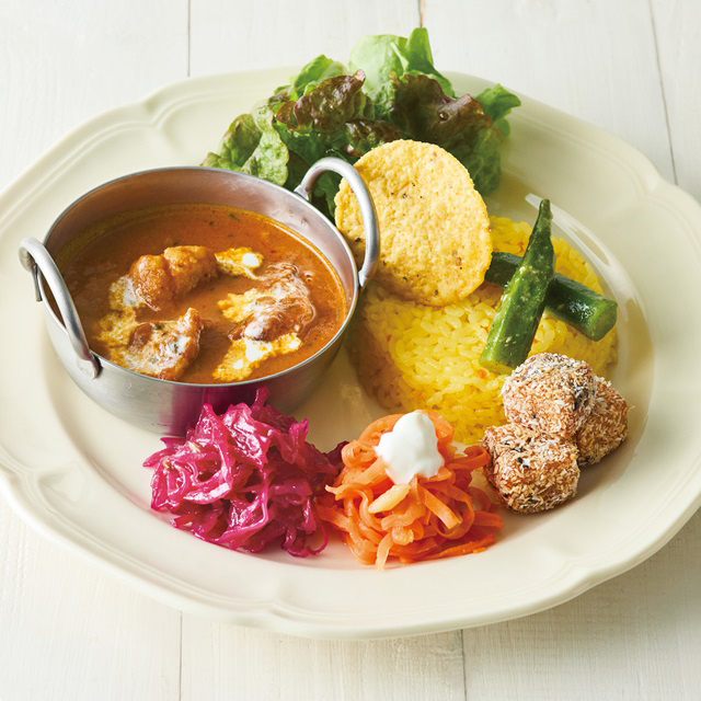 バターチキンカレーと4種デリのプレート（6/26～9/3）