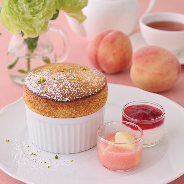 焦がしバターのスフレ　白桃とベリー（6/26～9/3）