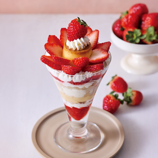 フレッシュフルーツパフェ　苺とプリンのアラモード