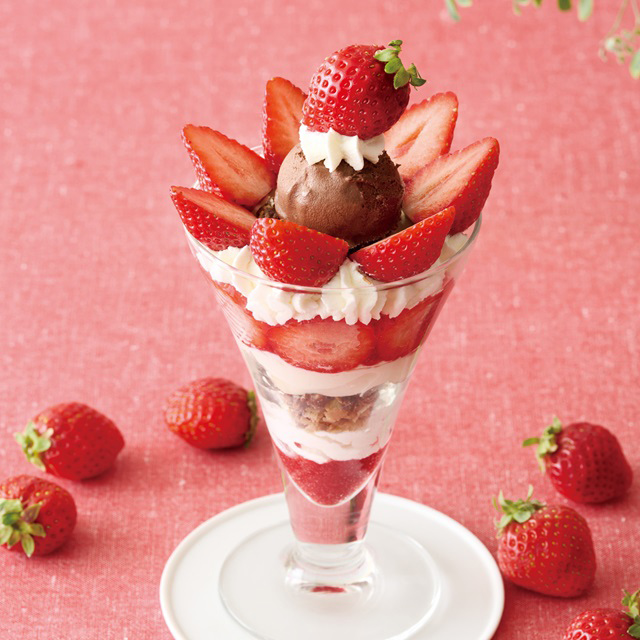 あまおうとフランス産ショコラアイスのフレッシュフルーツパフェ