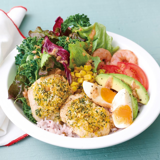 チェダーチーズチキンのコブサラダライス