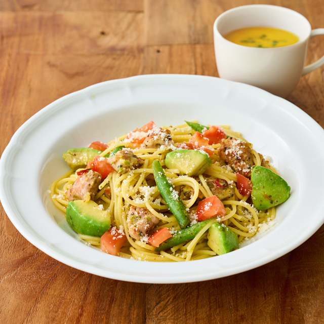サルシッチャとアボカドのレモンバジルソースパスタ