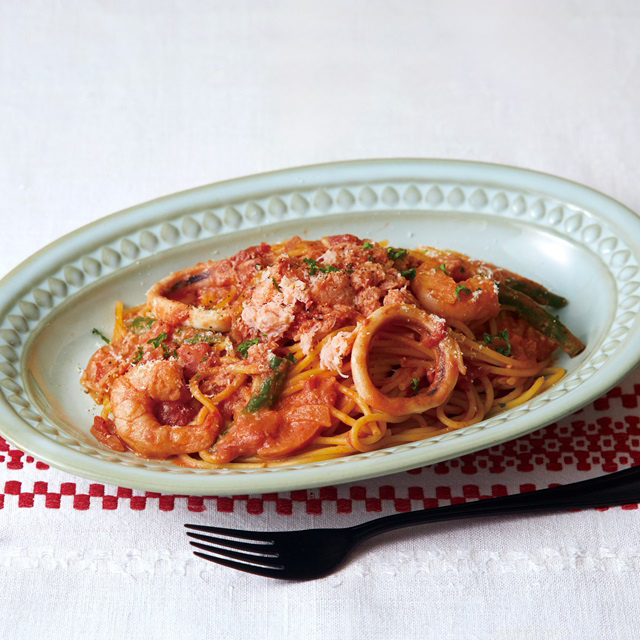 紅ズワイ蟹とシーフードのトマトクリームパスタ